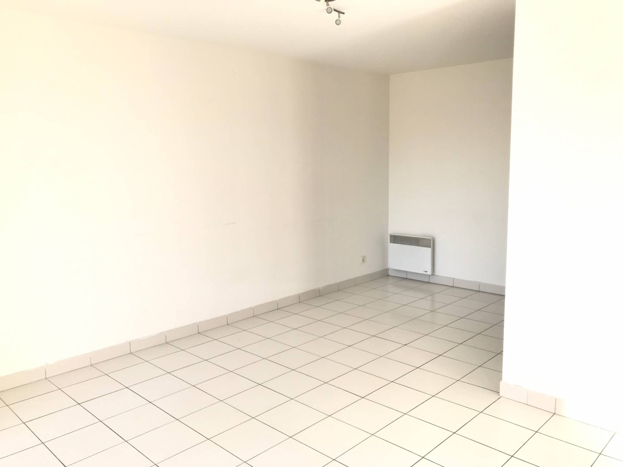 SAINT-LOUIS 15EME. Appartement  T2 récent résidence fermée. Terrasse et Parking