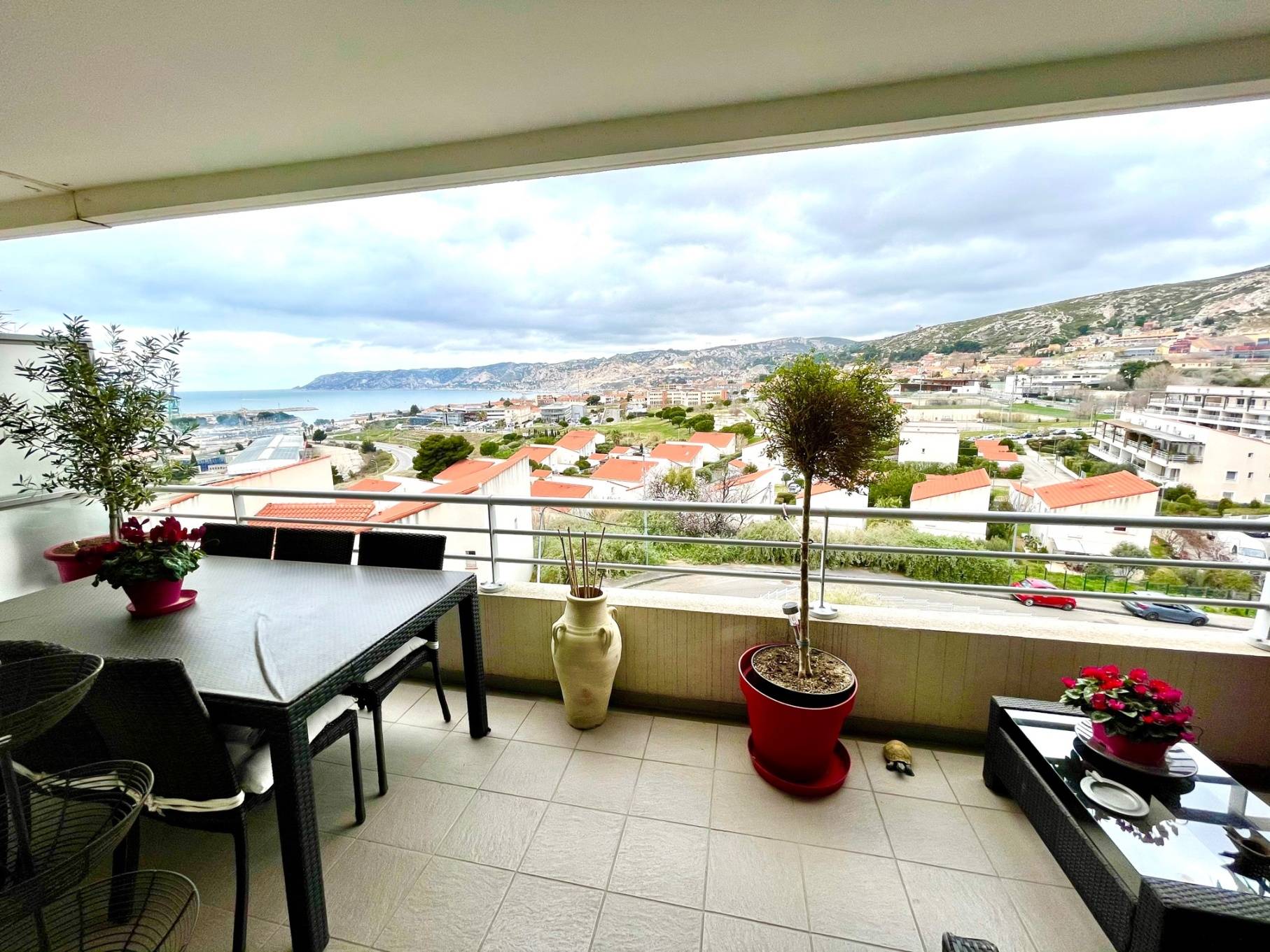 L'ESTAQUE Magnifique appartement T3 avec terrasse Vue mer. Garage.