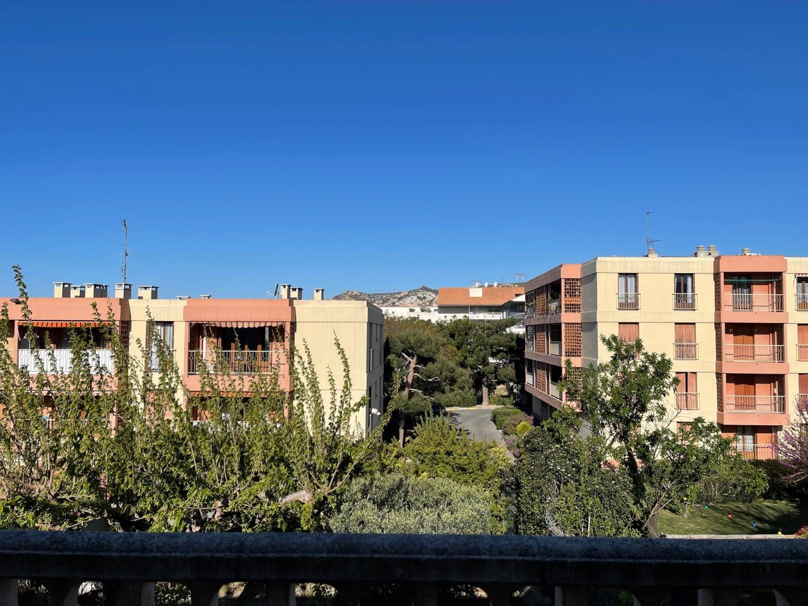 L'ESTAQUE 16EME. Grand appartement T4/5 avec terrasse et cave.