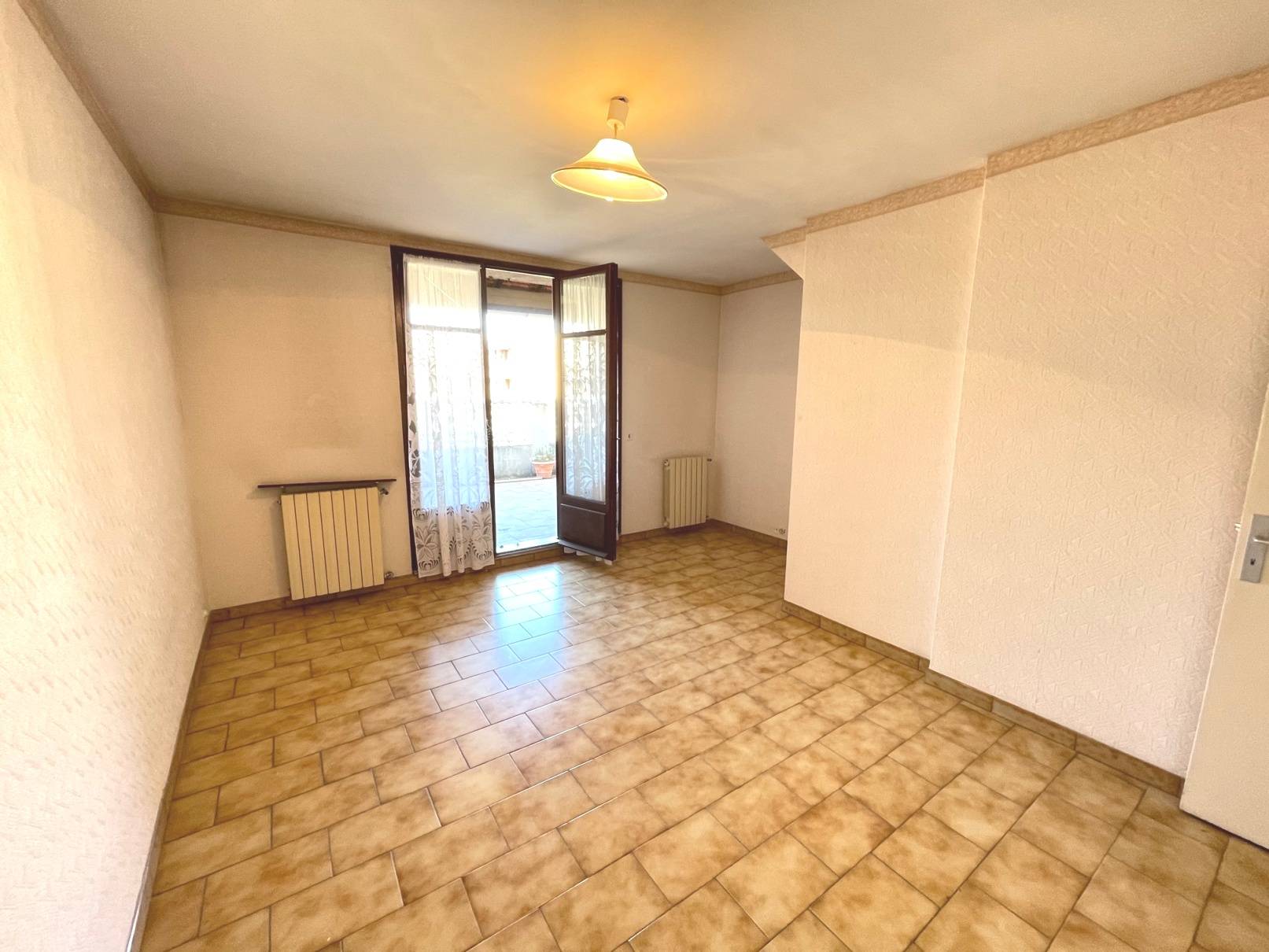 L'ESTAQUE 16EME. Grand appartement T4/5 avec terrasse et cave.