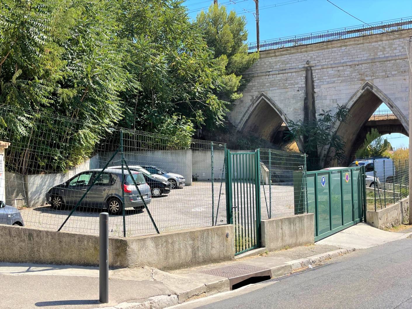 Parkings pour véhicules dans terrain sécurisé ESTAQUE 13016