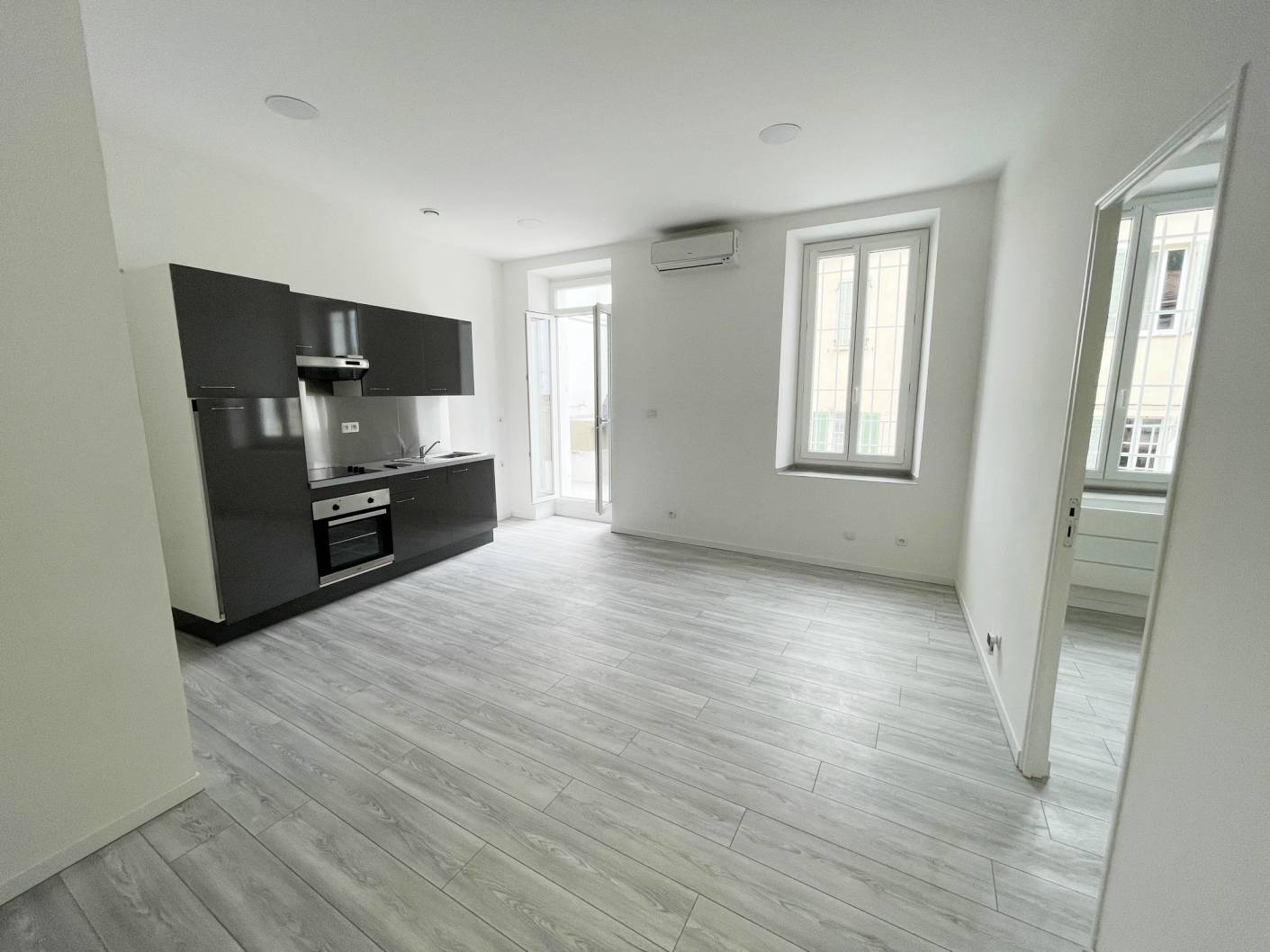 L'ESTAQUE GARE 16EME. Appartement t3 neuf situé au rez-de-chaussée avec terrasse