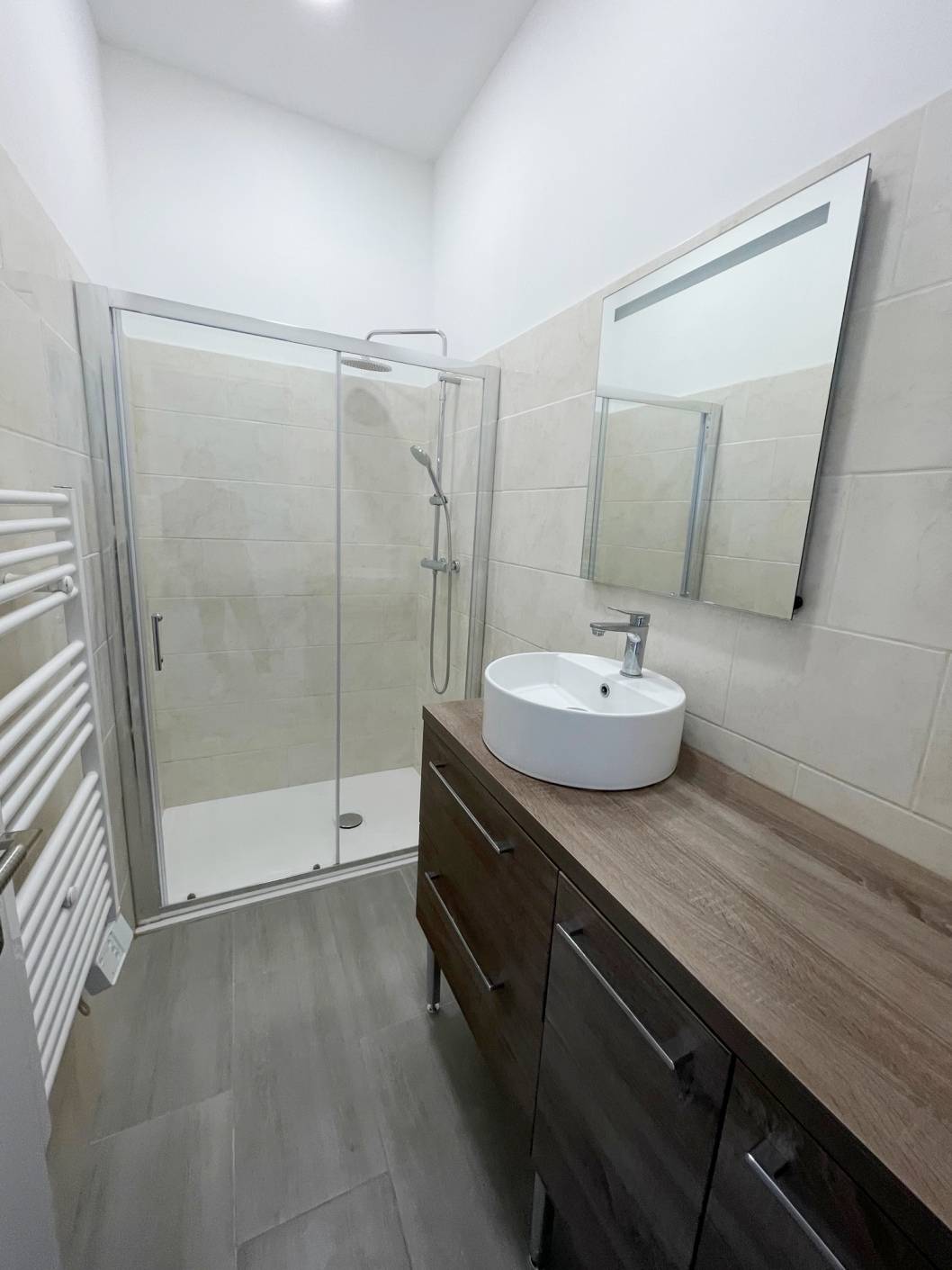 L'ESTAQUE GARE 16EME. Appartement t3 neuf situé au rez-de-chaussée avec terrasse