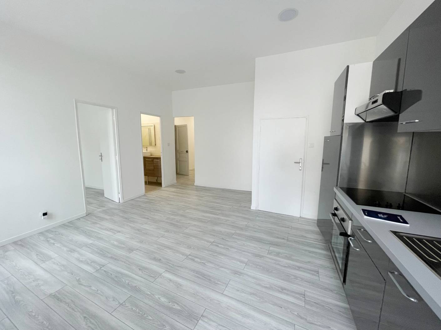 L'ESTAQUE GARE 16EME. Appartement t3 neuf situé au rez-de-chaussée avec terrasse