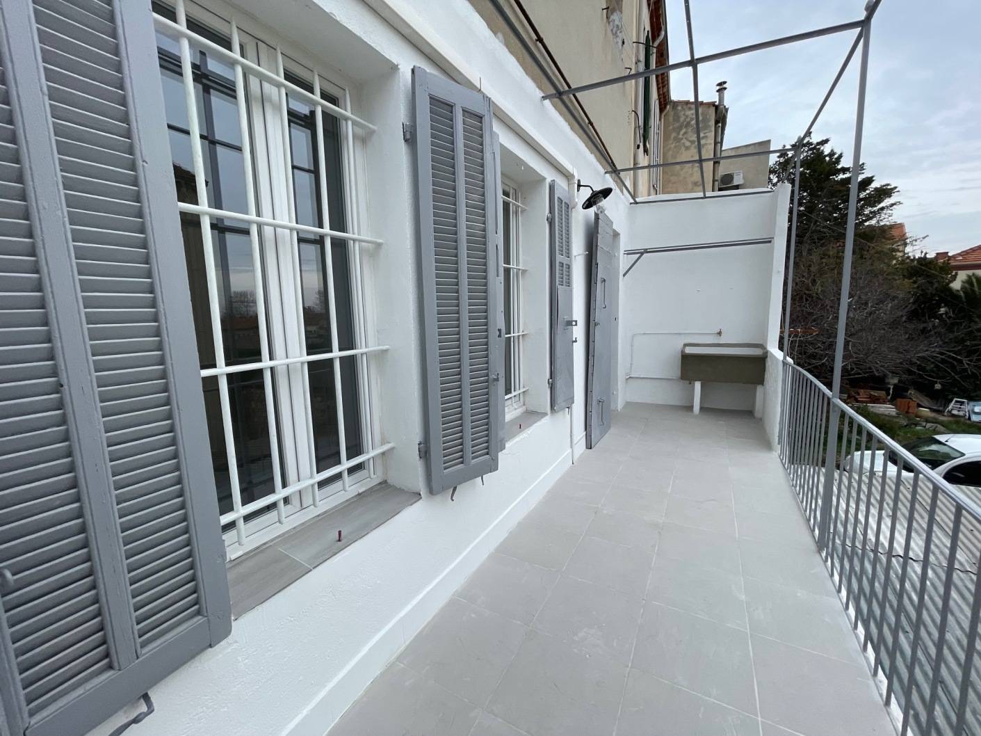 L'ESTAQUE GARE 16EME. Appartement t3 neuf situé au rez-de-chaussée avec terrasse