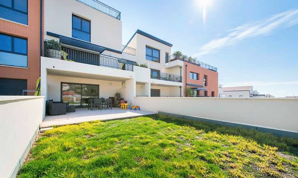 T3 MARSEILLE 16EME ESTAQUE Jardin. Terrasse. Garage double. Vue Mer.