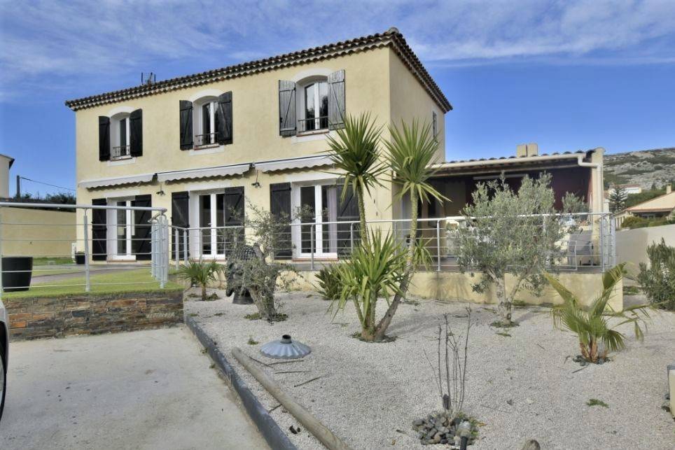 LE ROVE! Villa de type 4 de 128 m² avec terrasses, cuisine d'été, garage et piscine sur parcelle de 931 m² de terrain. estimation, prix au M2, expertise