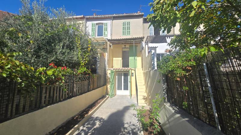 L'ESTAQUE. MAISON DE VILLE AVEC JARDIN ET VUE MER .