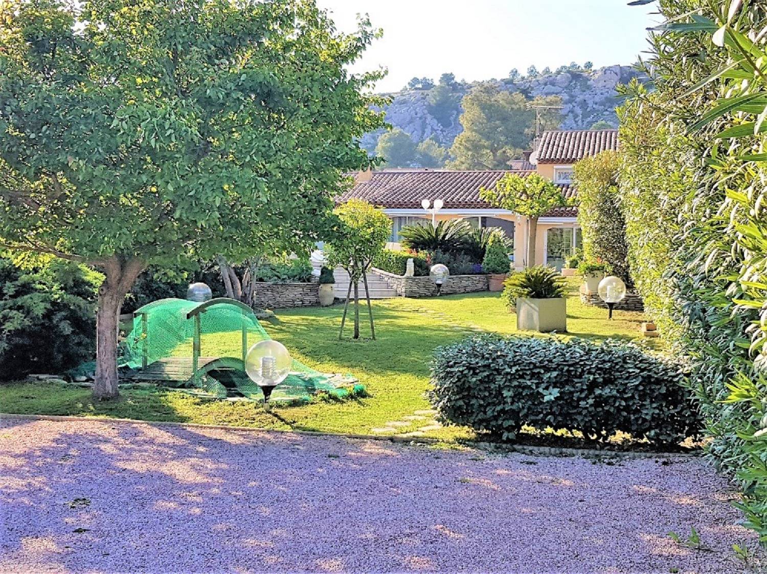 Villa T5/6 de 195 m² avec terrasse,piscine, jacuzzi, double garage et dépendances sur 1191 m² de terrain arboré. estimation, prix au M2, expertise