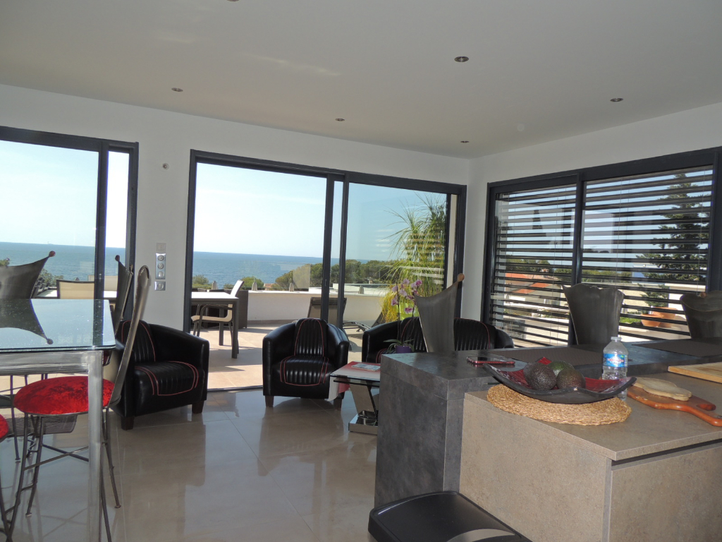 CARRY LE ROUET  MAGNIFIQUE APPARTEMENT AVEC TERRASSE PARKING ET DEPENDANCES