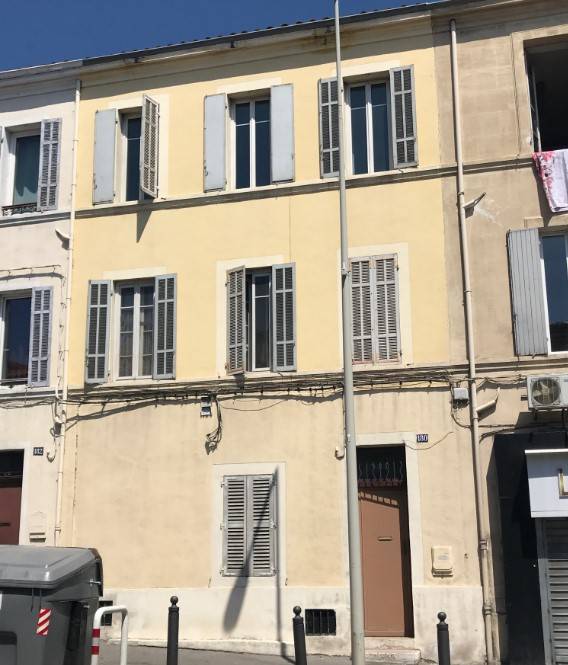 MARSEILLE 15EME. Appartement T3/4 au 1er étg  dans petit immeuble ancien 2 étages avec balcon .