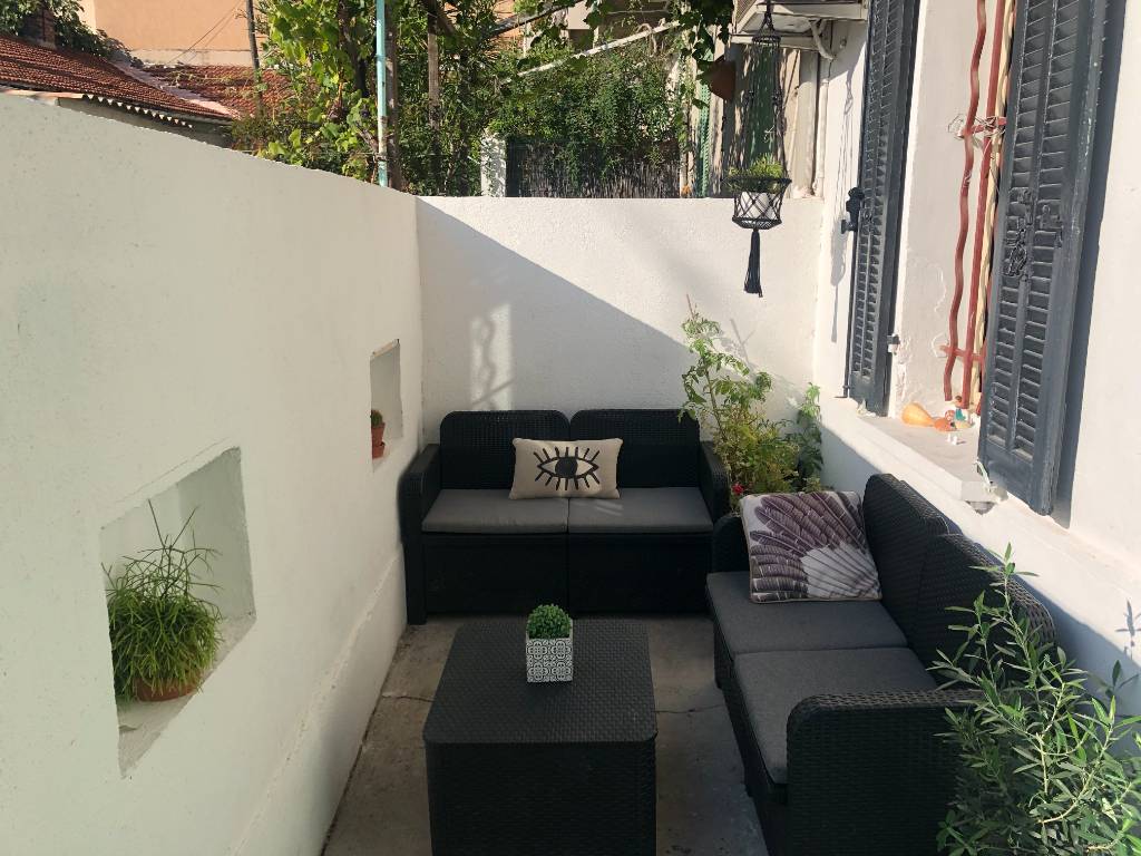 Très bel Appartement traversant de type 2 en rez-de-chaussée avec belle terrasse au calme