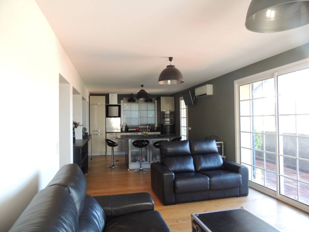 Centre Ville de Carry le Rouet . Magnifique appartement T5 de avec jardin, cave et dépendances