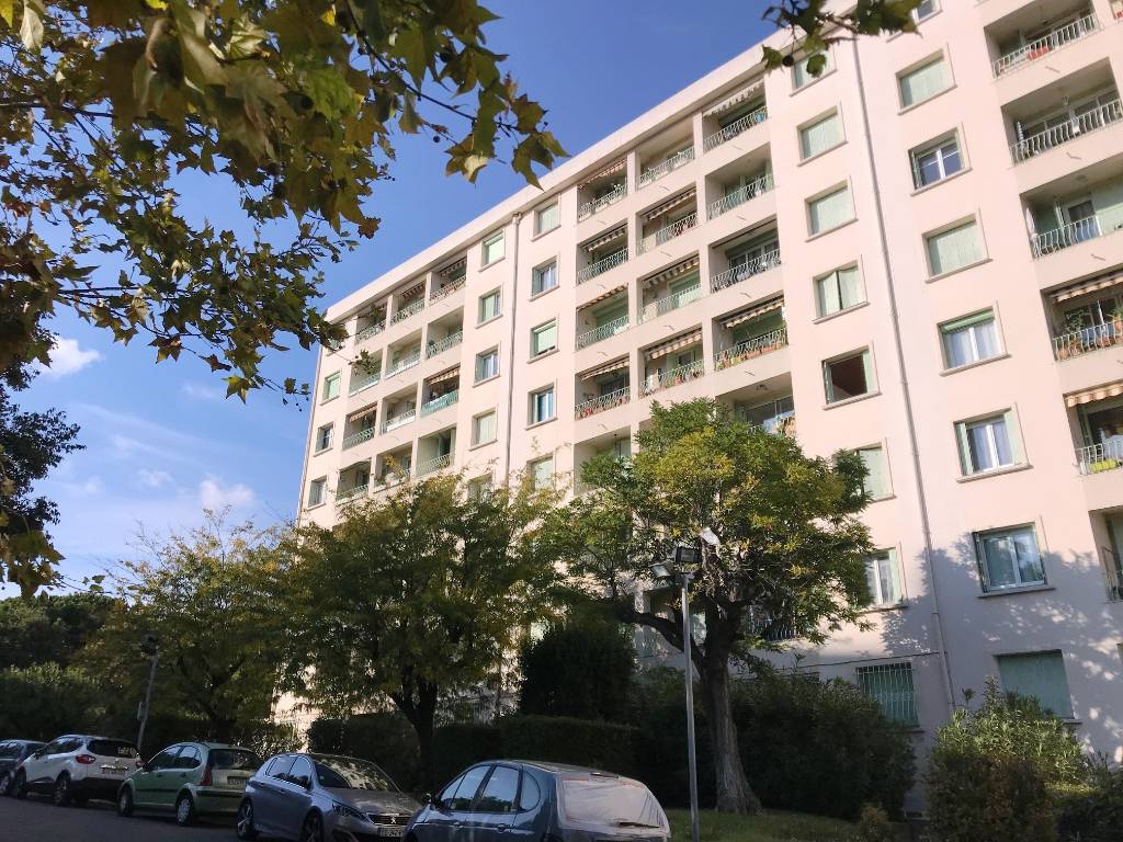 BON SECOURS 14EME. Appartement T3/4 dernier étage. Balcon. Vue dégagée