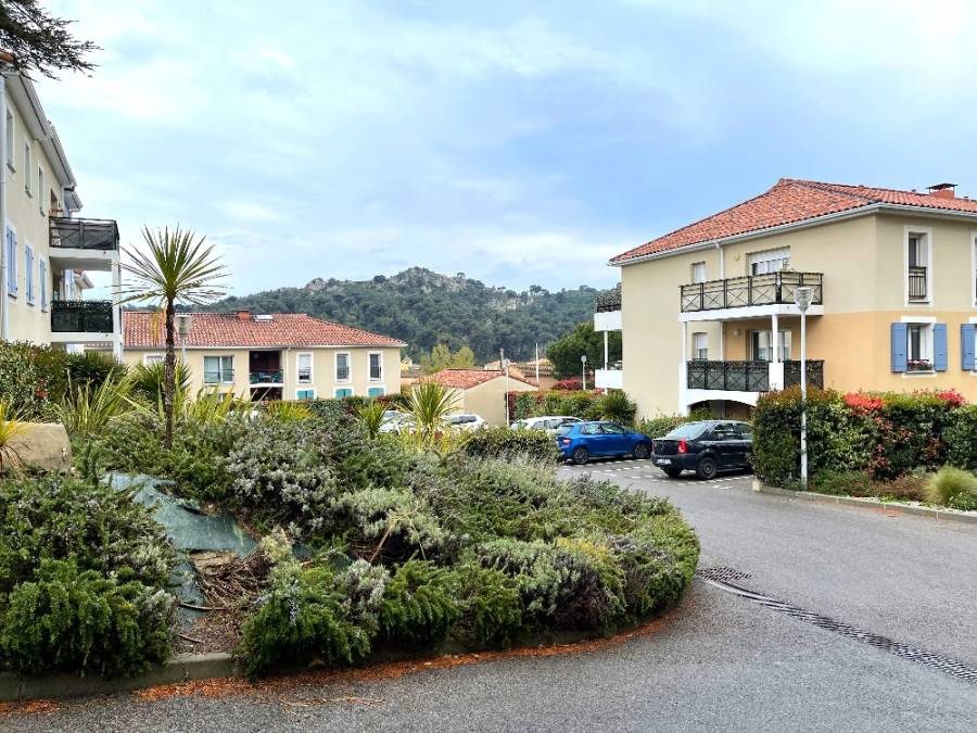 LE ROVE. Appartement dans résidence récente T3 dernier étage avec terrasse Garage Parking.