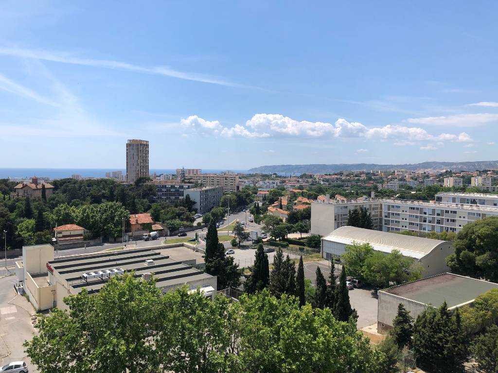 Très bel appartement lumineux de type 3/4 de 80m² habitables environ avec terrasse cave et parking privatif