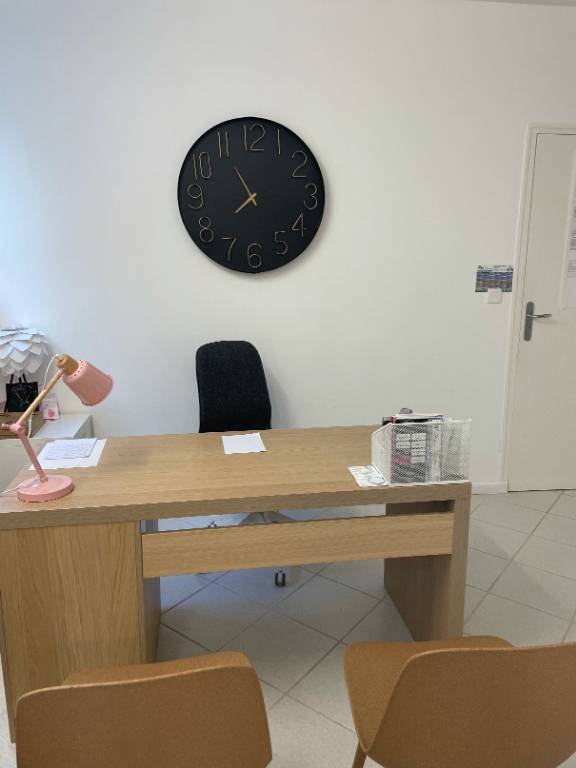 CARRY LE ROUET CENTRE. Local à louer pour profession médicale ou paramédicale. Parking.