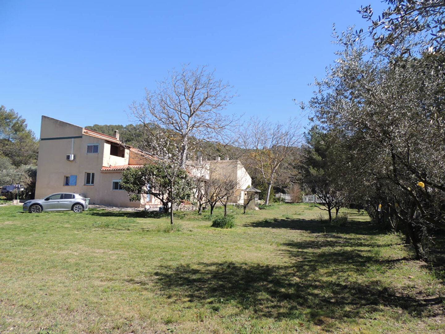 VILLA A VENDRE A VENTABREN DE 250 M ² ENVIRON SUR TERRAIN DE 5700 M² AVEC DEPENDANCES