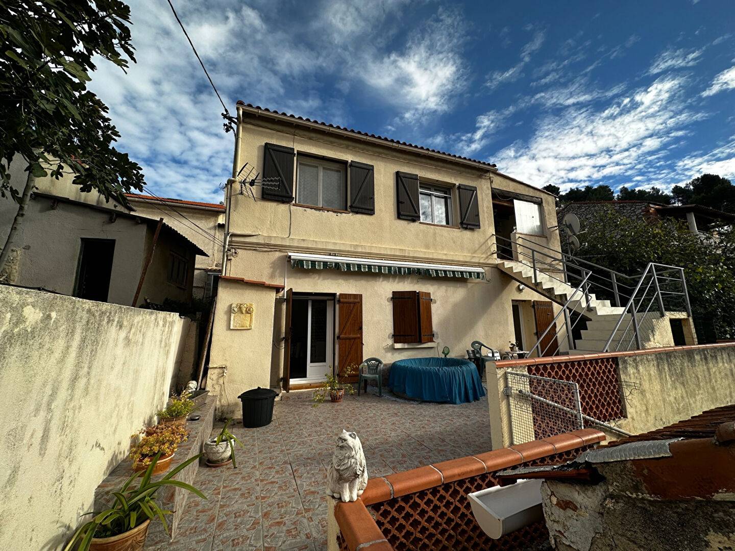 EXCLUSIVITE HAUTEUR DE L'ESTAQUE Belle maison composée de deux appartements sur une parcelle de 625m²