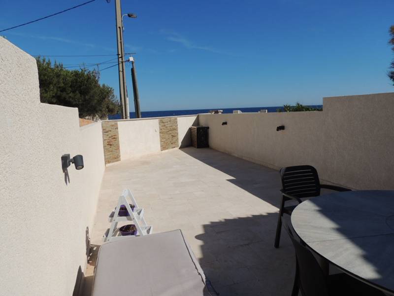 Superbe terrasse avec vue imprenable sur la mer, un cadre idéal pour se détendre et profiter du panorama.