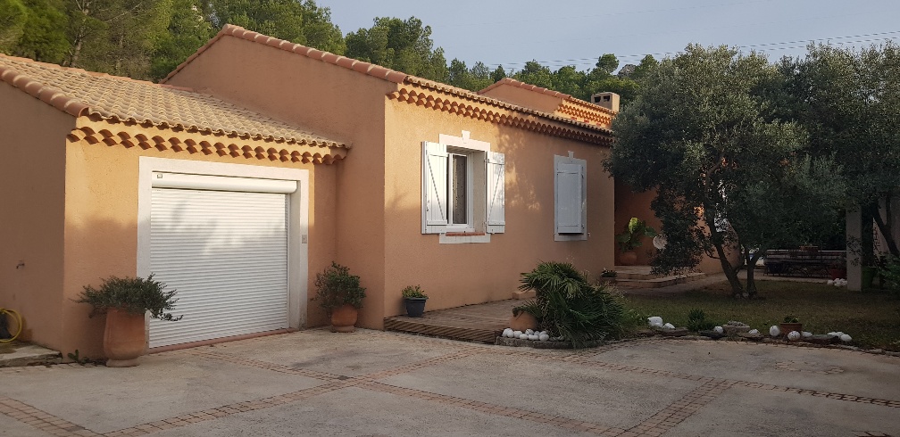 Au Rove très belle villa de plein pied de type 6 de 143 m² avec piscine et dépendances sur 700 m² de terrain plat et arboré T6 le rove. estimation, prix au M2, expertise