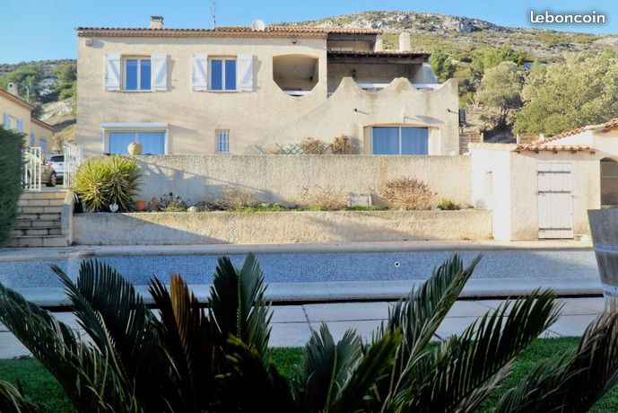 Au pied des collines du Rove très belle villa traditionnelle composée de trois appartements sur 1100 m² de terrain avec piscine, pool house et dépendances T9 le rove résidentiel 3 apts dont deux loués. estimation, prix au M2, expertise