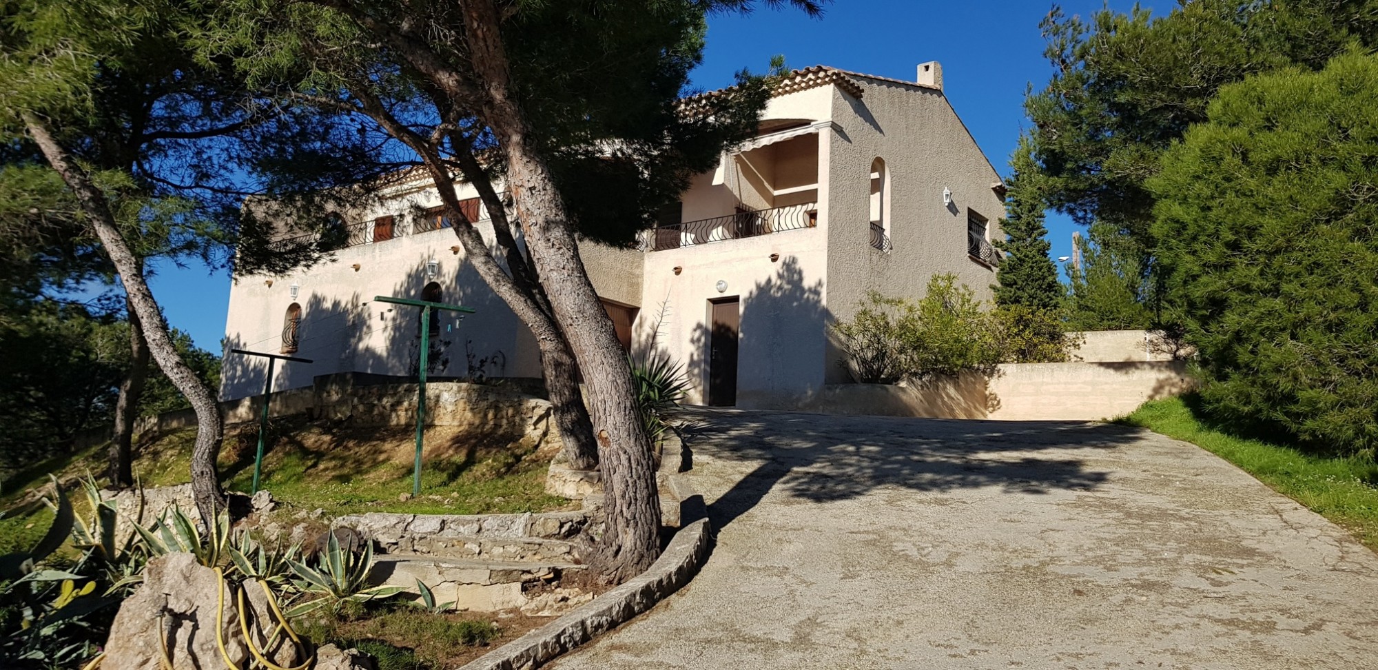 Belle villa avec vue mer et collines de type 5 de 165 m² avec garage et buanderie de 72 m² sur 1407 m² de terrain T5 ENSUES LA REDONNE. estimation, prix au M2, expertise