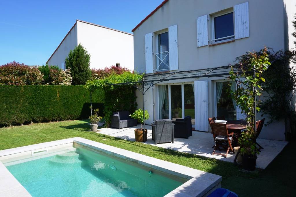 Magnifique maison de type 4 de 117 m² sur terrain plat et arboré de 438 m²  avec belle vue mer et piscine et garage. estimation, prix au M2, expertise