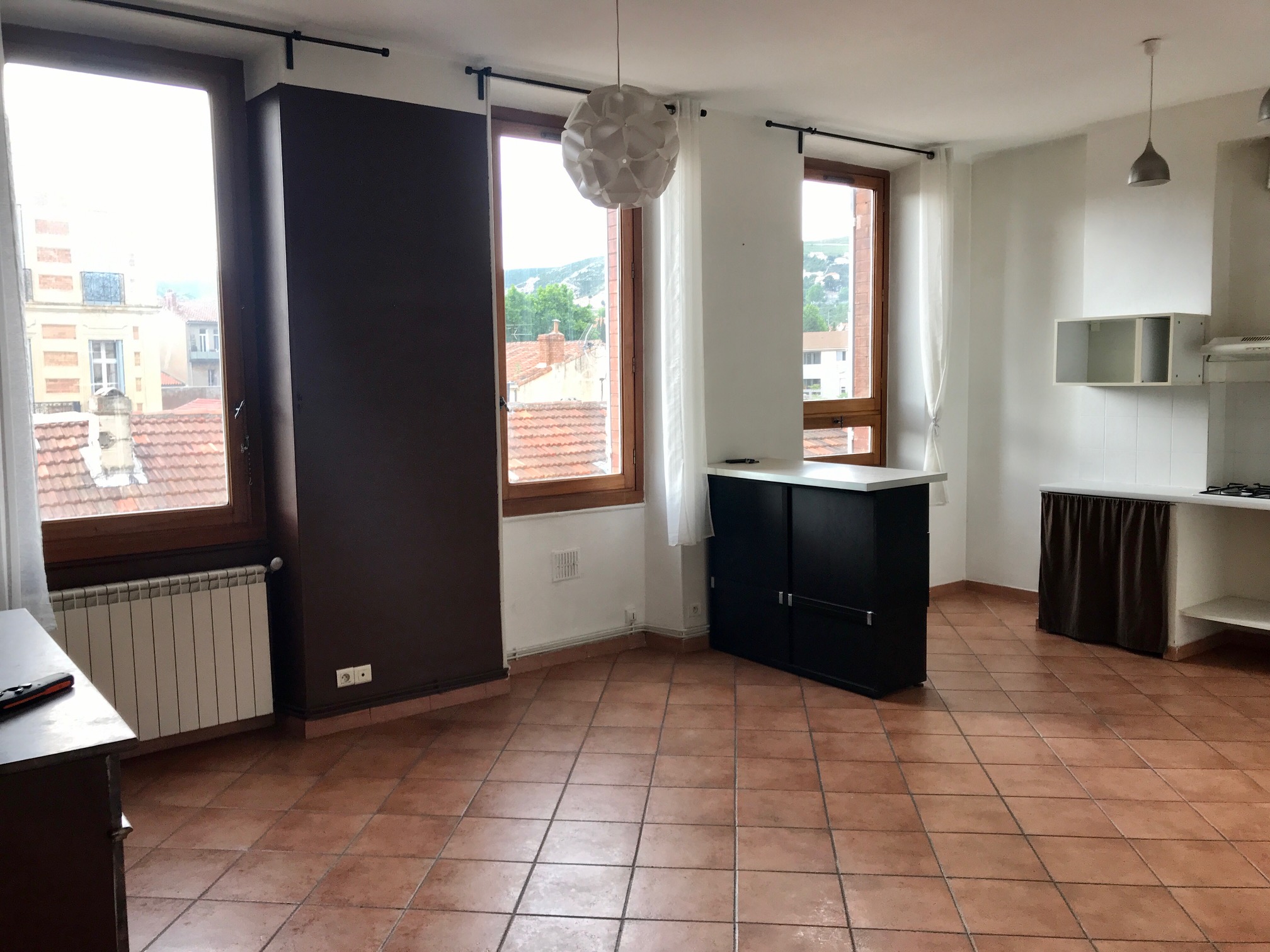 SAINT HENRI 16EME. Grand T2 dernier étage dans centre village