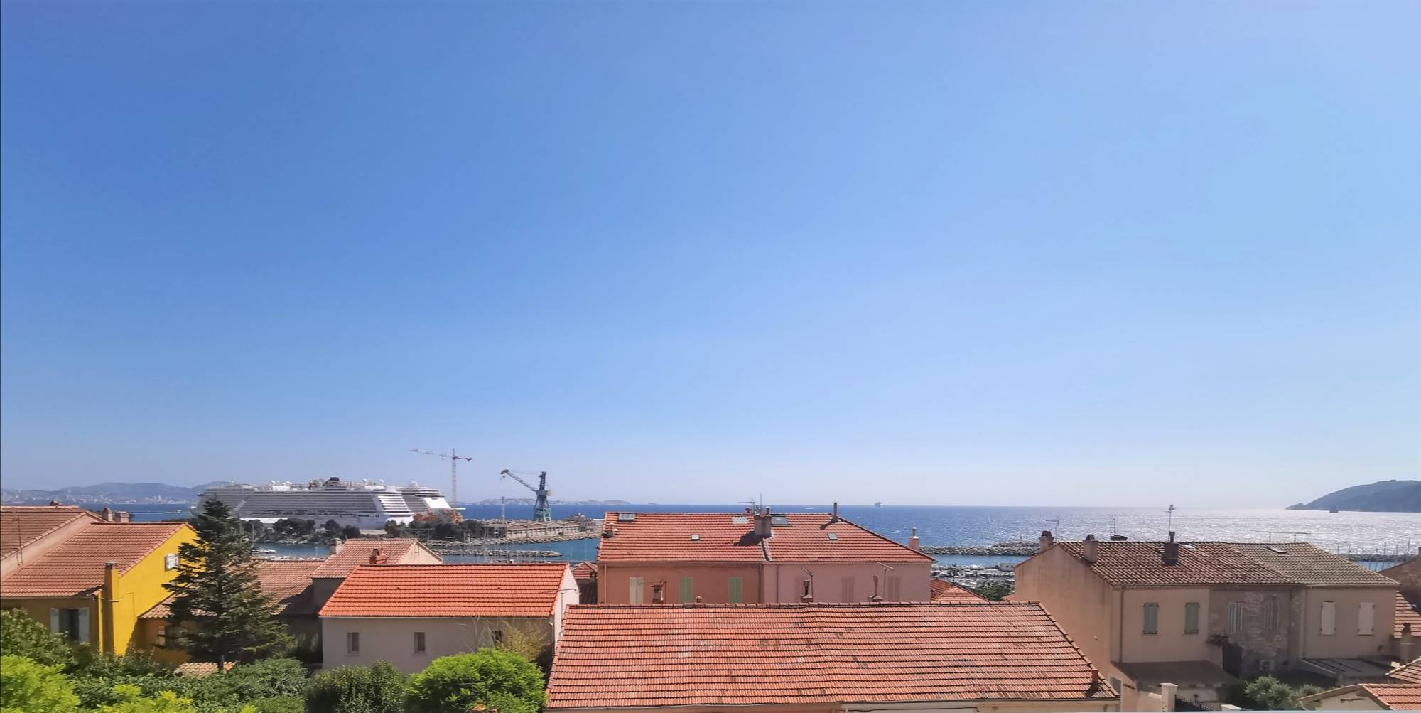 ESTAQUE PLAGE 16EME. Proche du port appartement T4 avec terrasse, vue mer .