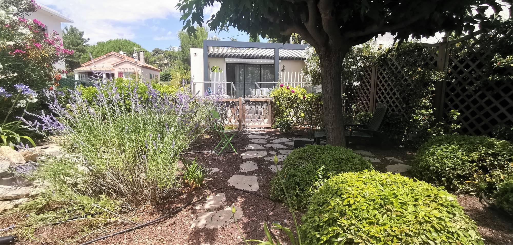 Estimation, prix au mètre carré LE ROVE ! Maison de plein pied de type 4 de 80 m2 avec véranda et terrasse sur 295 m² de terrain arboré