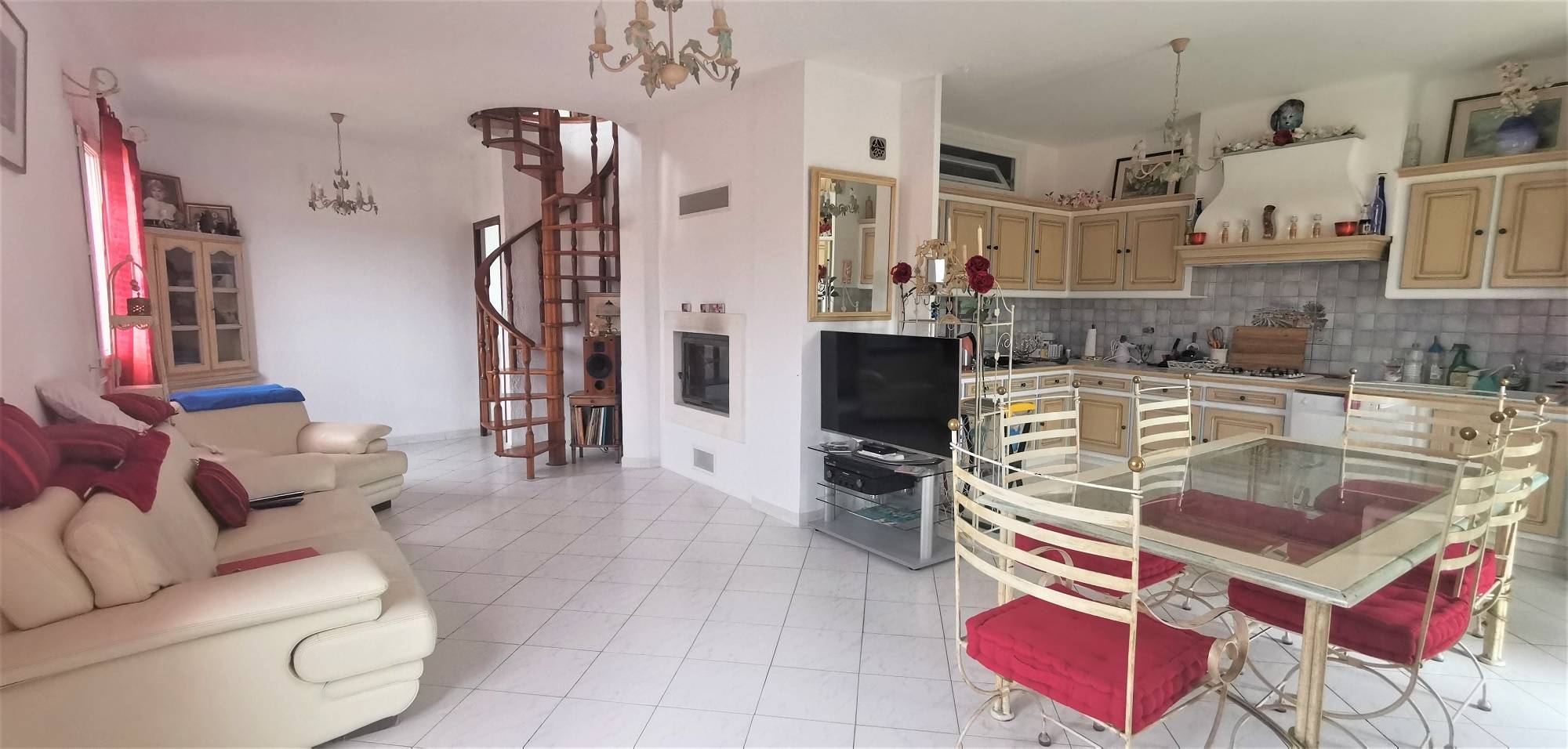 LE ROVE!  Bel appartement en duplex de 105 m² de type 3/4 avec terrasse, balcon, jardin et place de stationnement