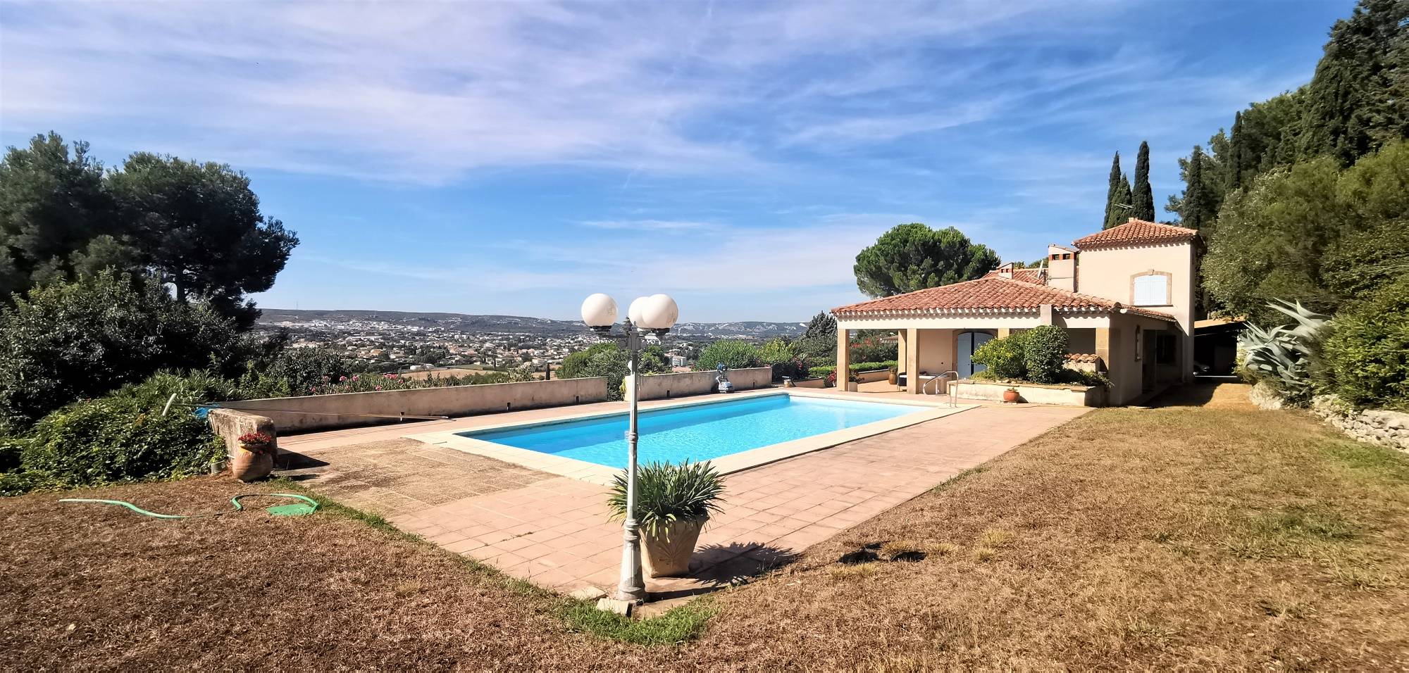 SUPERBE propriété à  Lacanau  villa de 160 m² de type 5 sur 3500m² de terrain arboré avec garage de 46 m², abri voitures et piscine. estimation, prix au M2, expertise