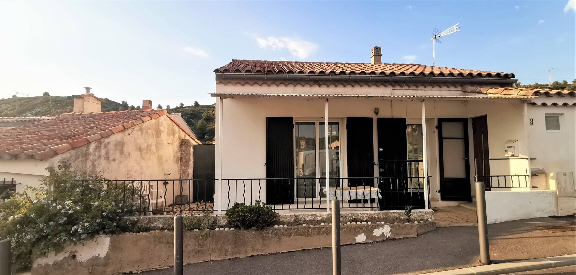 Ensuès village! Maison de type 4 de 72 m² de plein pied avec terrasse et dépendances sur 244 m² de terrain estimation, prix au M2, expertise