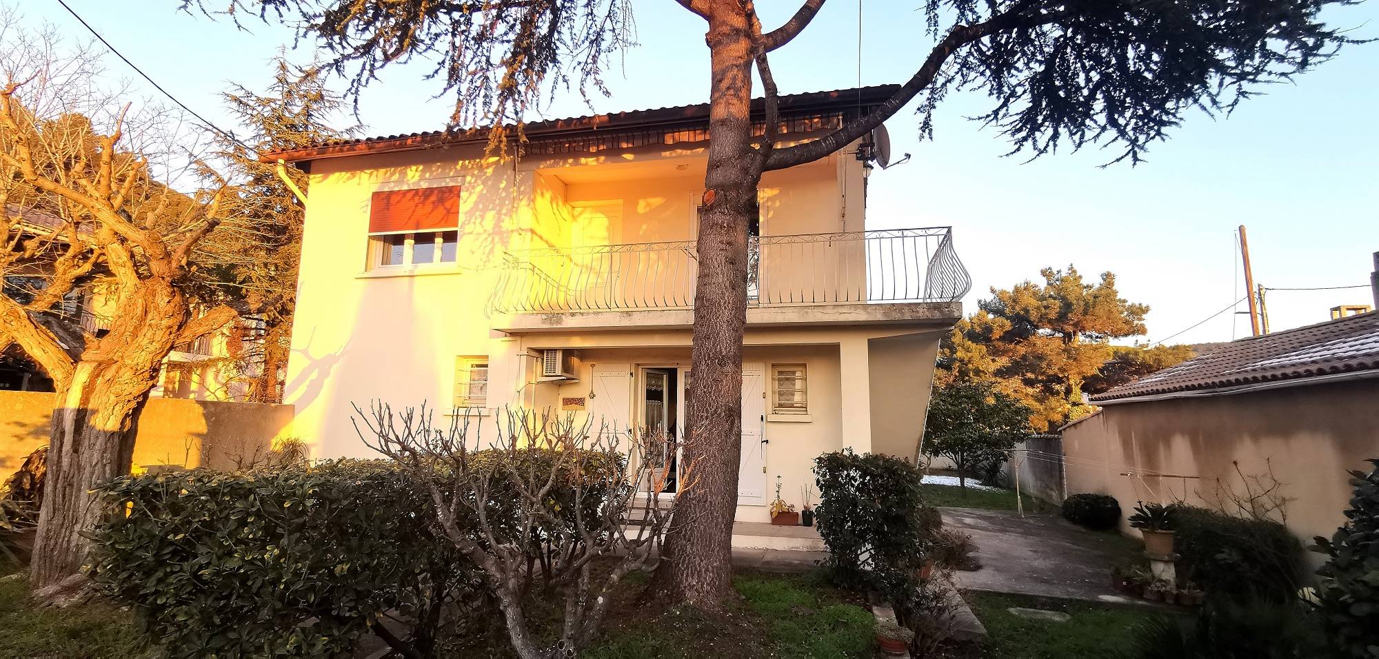 ENSUES LA REDONNE! Maison constituée de 2 appartements, un T3 de 67 m² au rdc et un T4 de 67 m² au premier étage avec garage sur 587 m² de terrain arboré. estimation, prix au M2, expertise