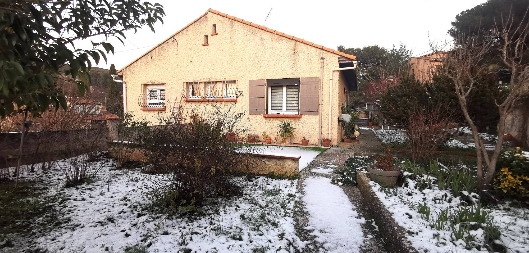 ENSUES LA REDONNE! Maison de type 3/4 de 100 m² avec véranda, appartement de type 2 de 38 m², double garage sur 1236 m² de terrain. estimation, prix au M2, expertise