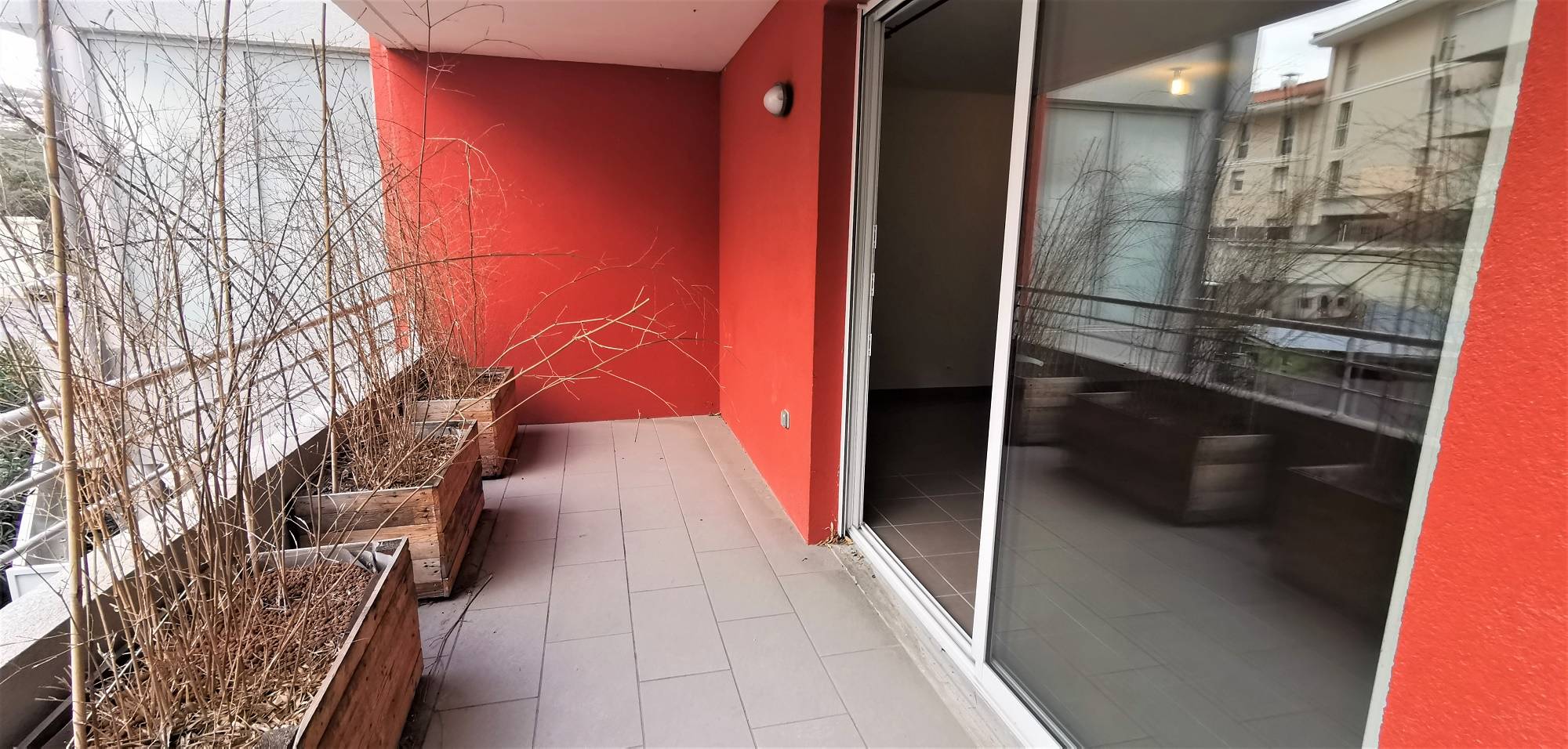 LE ROVE - Bel appartement de type 3 dans résidence récente à flanc de collines avec terrasse et garage en sous-sol.