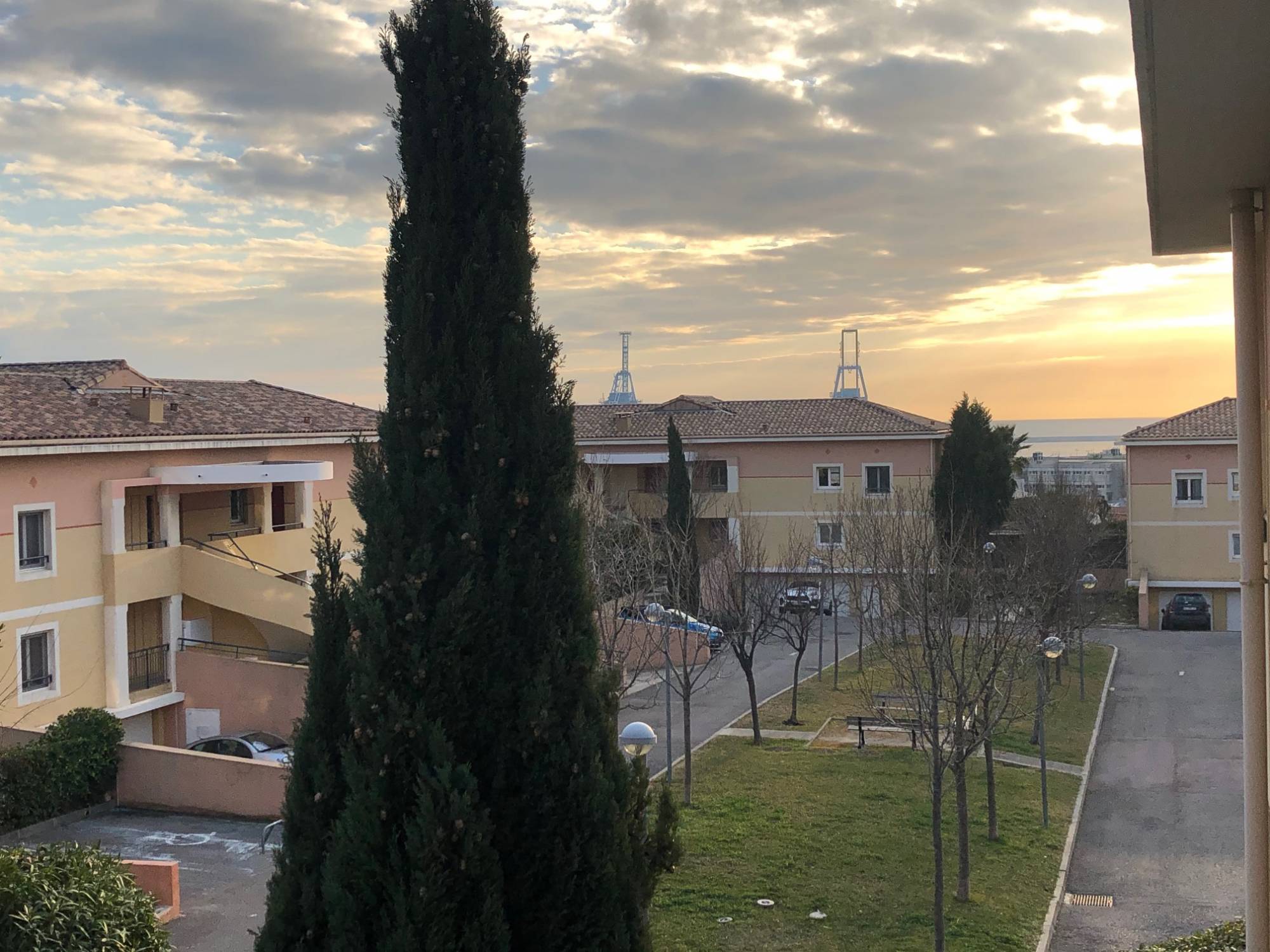 Saint-André Bel Appartement de Type 2 avec Terrasse Vue Mer Garage et Parking