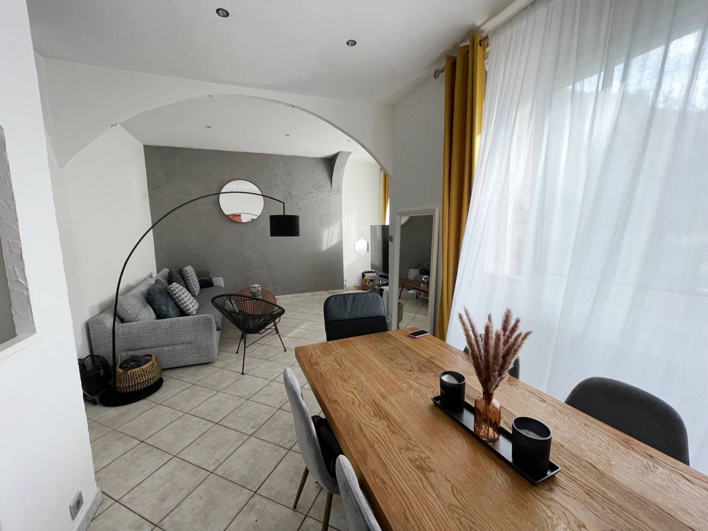 HAUTEURS DE L'ESTAQUE . Appartement T3 de 60 m² petite copropriété. Excellent état. Cave