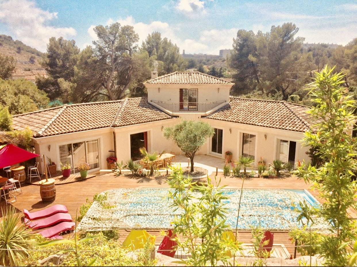 Magnifique propriété de prestige  sur terrain de 1 900m²  paysagé avec piscine entre AIX ET MARSEILLE.