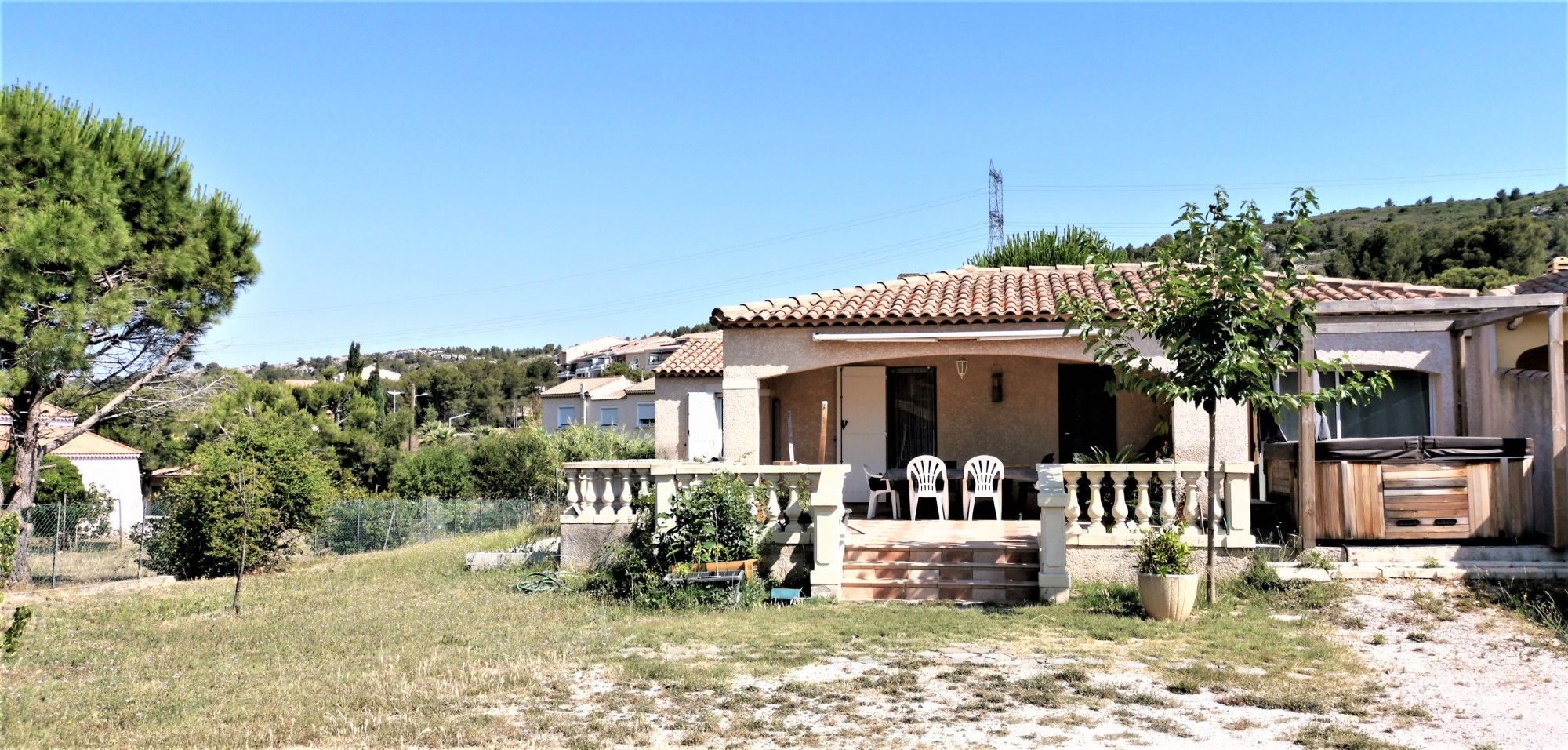 Villa T5 130m² sur 909m² de terrain avec terrasses, jacuzzi  et dépendances T5 13820 village plein pied, terrain plat. estimation, prix au M2, expertise