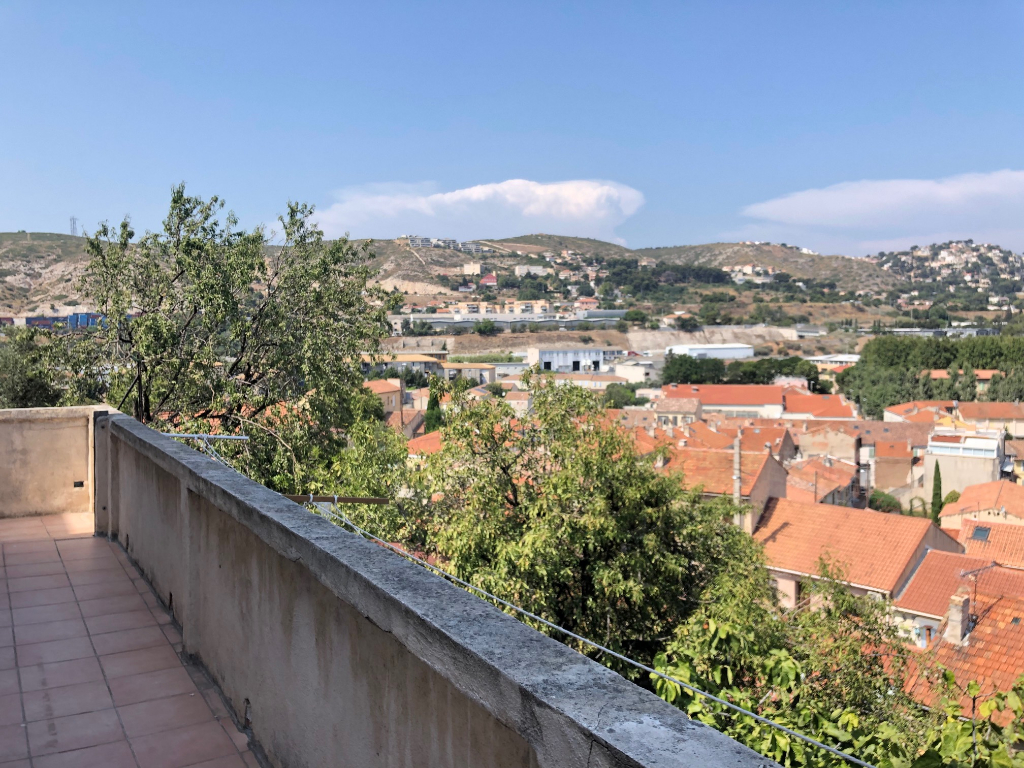 Appartement T3 13016 mourepiane Belle vue dégagée, terrain en restanque attenant et grande dépendance