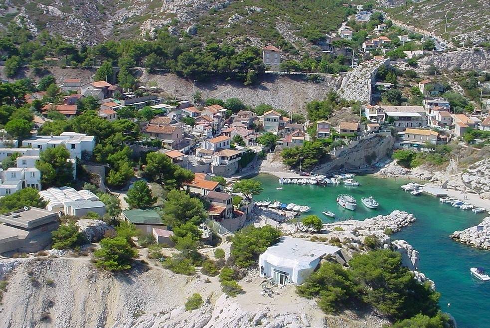 CALANQUE DE NIOLON Très bel appartement de type 3 de 60 m² habitables environ avec beau jardin garage cave et dépendance