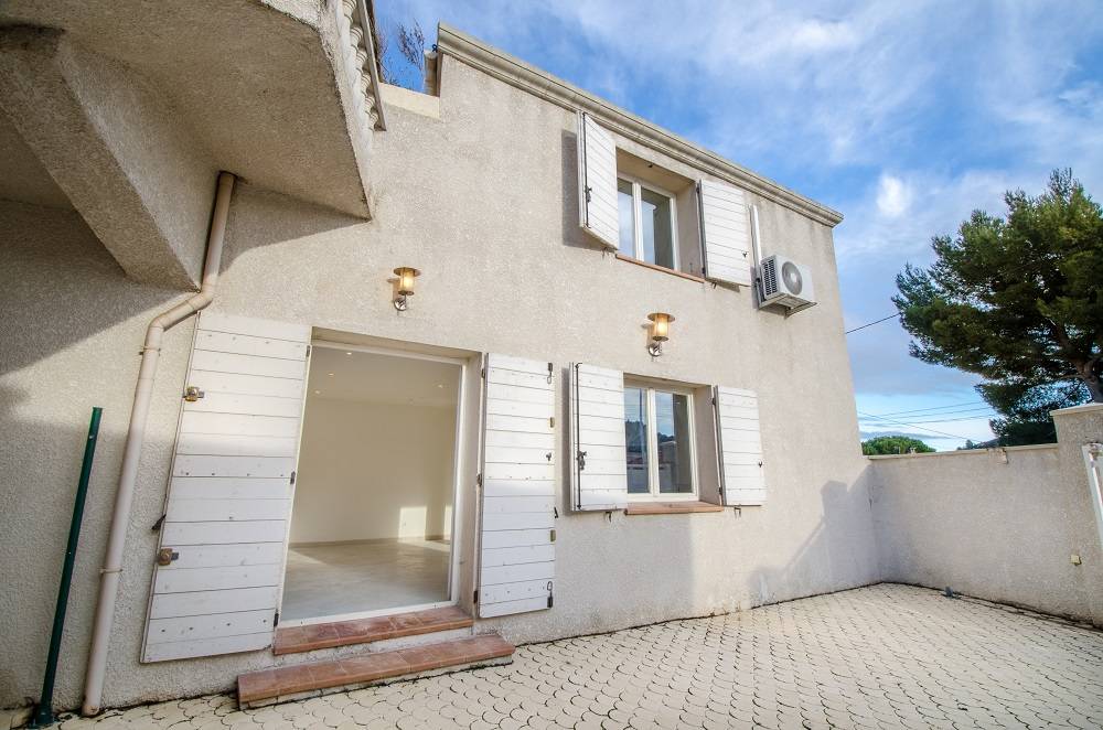 LE ROVE ! Trés bel appartement de type 3 d'environ 87 m2 avec terrasse d'environ 55m2.