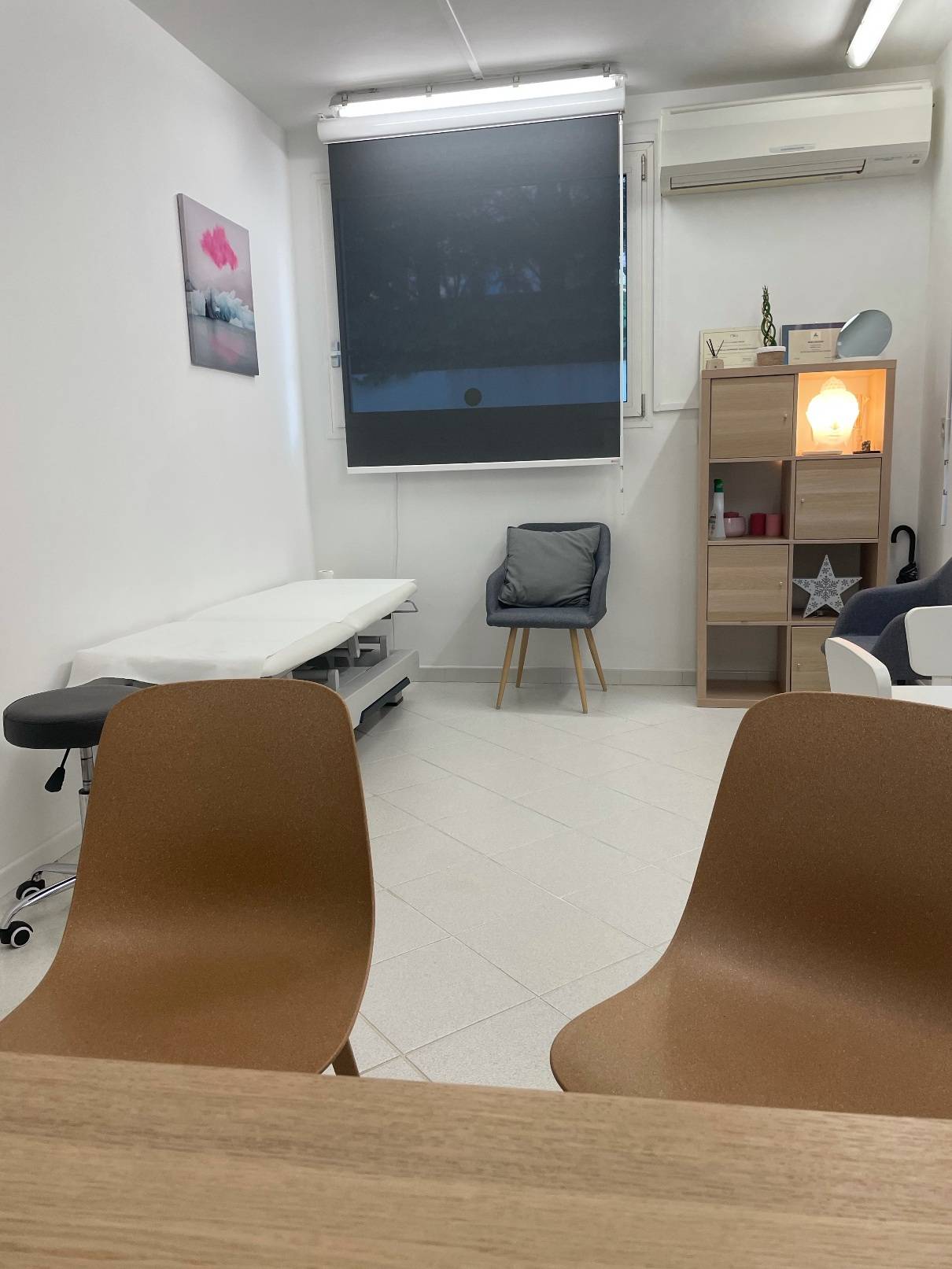 CARRY LE ROUET CENTRE. Local à louer pour profession médicale ou paramédicale. Parking.