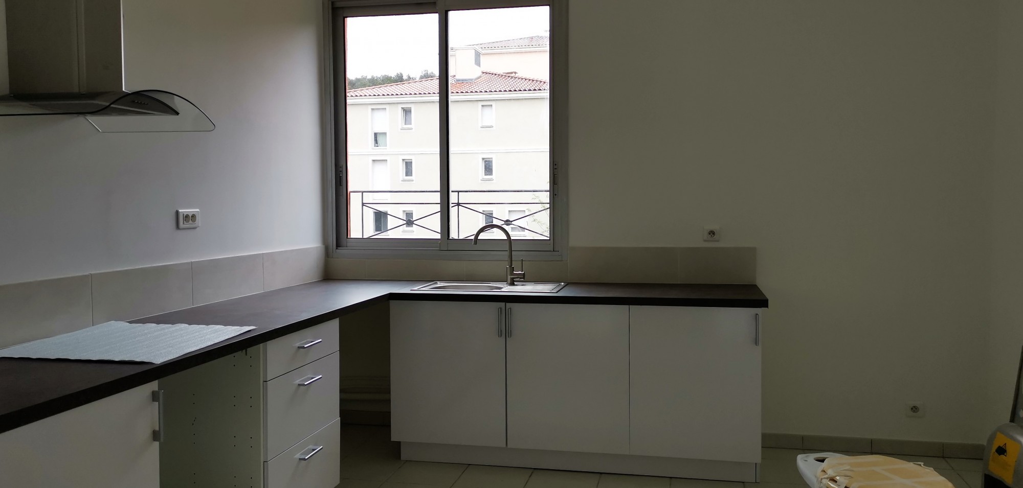 Apt de type 3 de 90m² au 2ème et dernier étage avec ascenseur T3 Le Rove Centre commercial