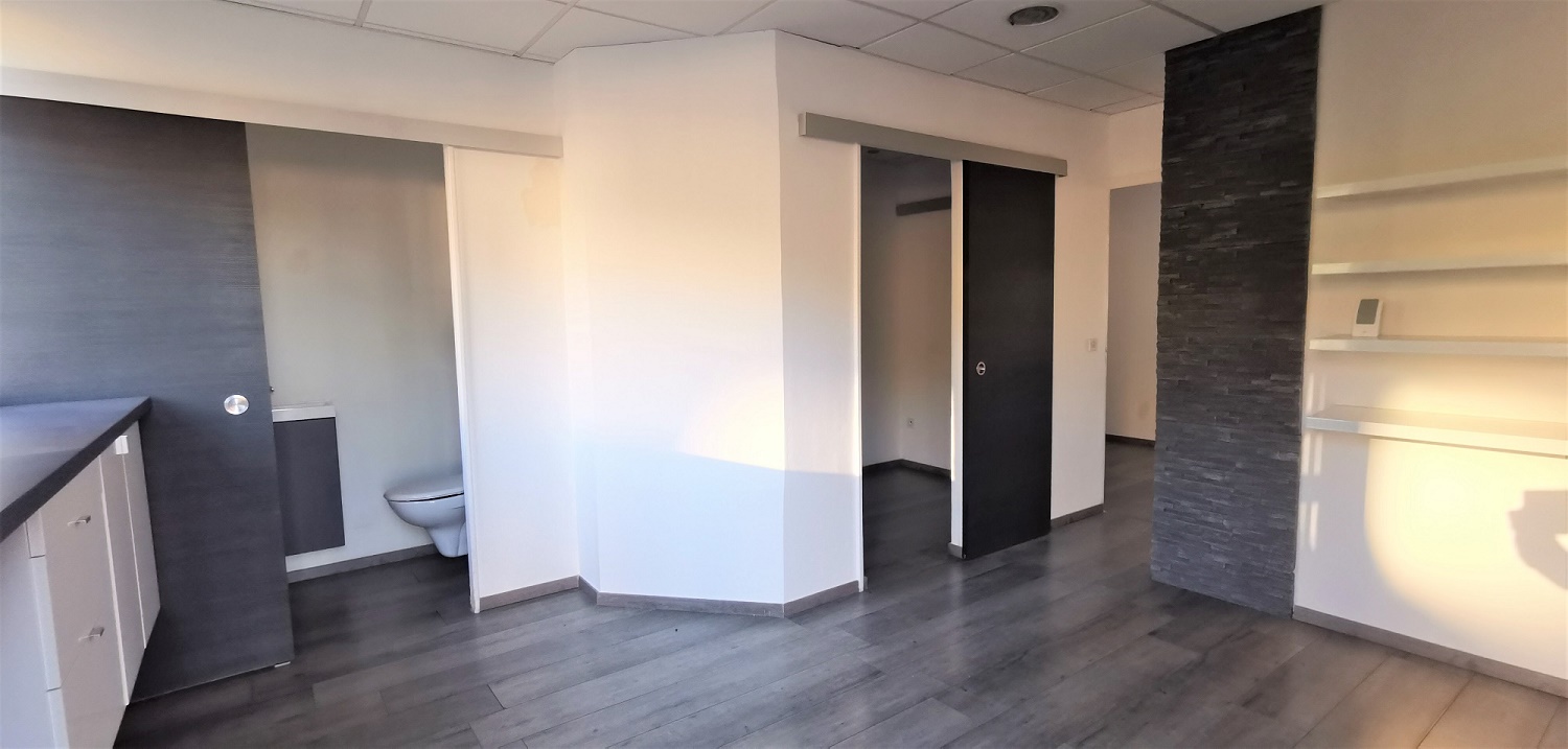 ENSUES LA REDONNE Idéalement situé local d'activités avec parking attenant