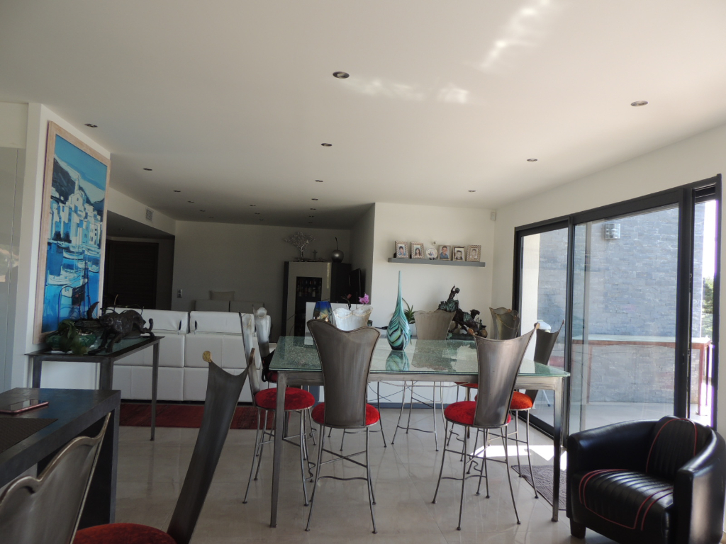 CARRY LE ROUET  MAGNIFIQUE APPARTEMENT AVEC TERRASSE PARKING ET DEPENDANCES