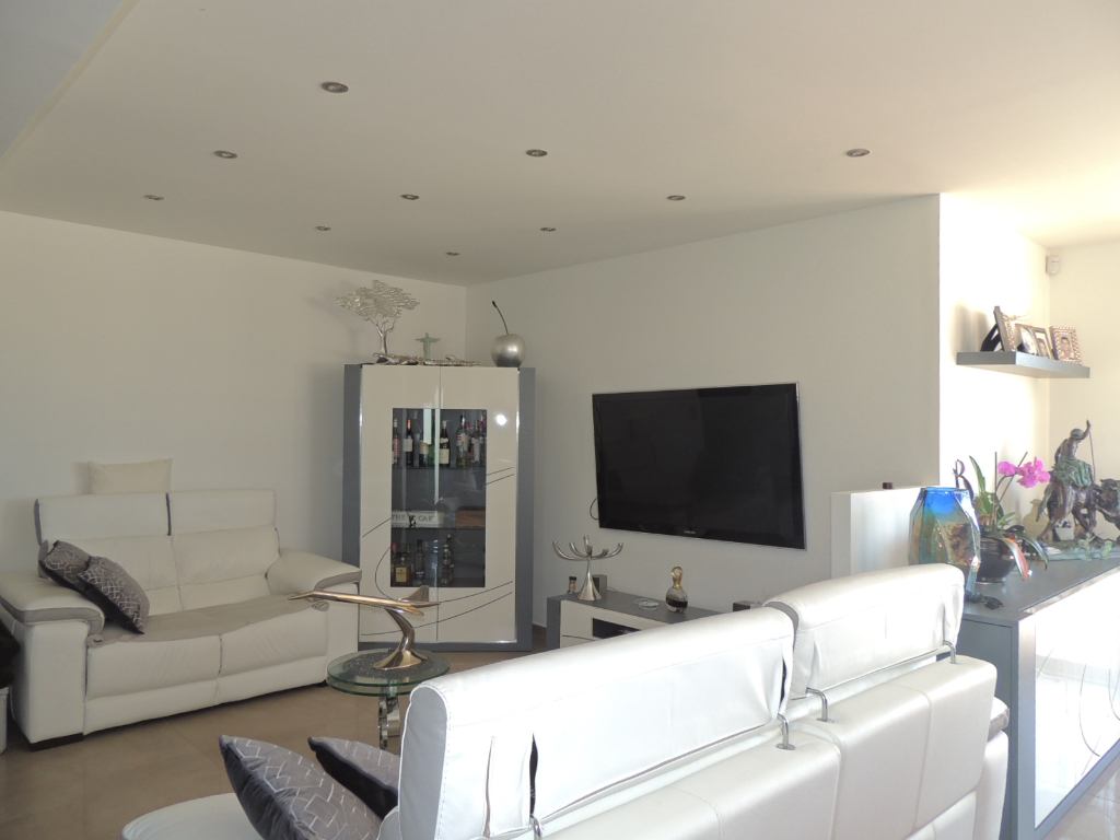 CARRY LE ROUET  MAGNIFIQUE APPARTEMENT AVEC TERRASSE PARKING ET DEPENDANCES