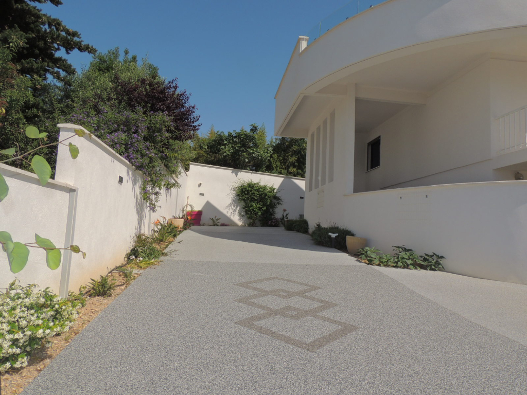 CARRY LE ROUET  MAGNIFIQUE APPARTEMENT AVEC TERRASSE PARKING ET DEPENDANCES